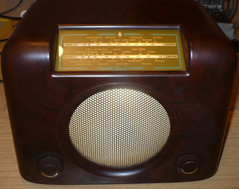 Brown Bush DAC90A with gold dial background and gold lettering