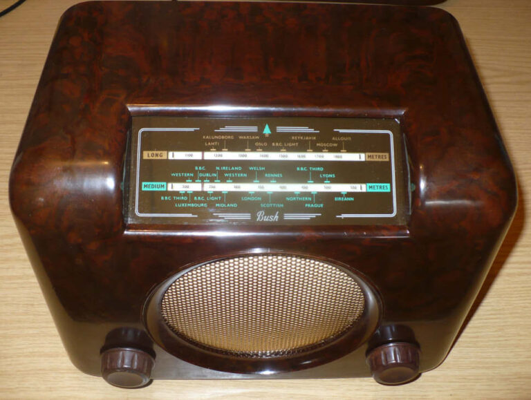 Brown Bush DAC90A with green and gold dial print and small speaker grille holes