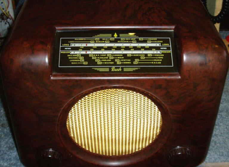 Brown Bush DAC90A with yellow dial print and large speaker grille holes